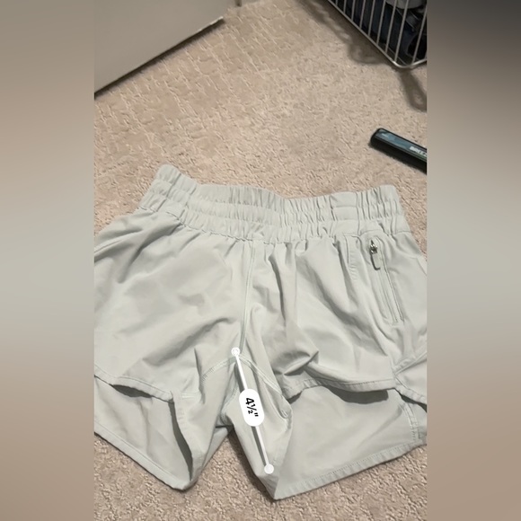 Lululemon size 6, low rise shorts. Mint green / light green excellent condition - Picture 10 of 13